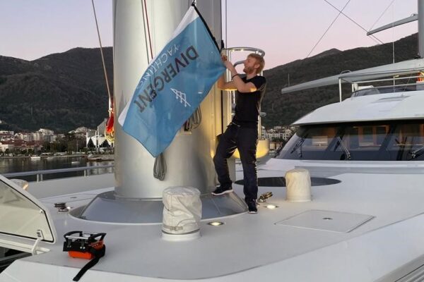 Divergent Flag on sailing yacht Black Pearl